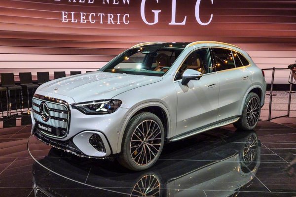同花配资 车内配备39.1英寸贯穿巨屏 奔驰GLC EV正式亮相